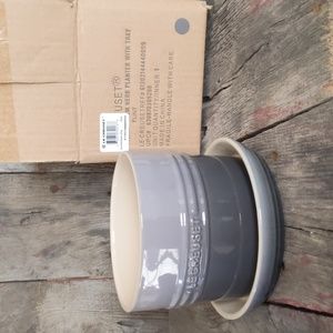 Le creuset herb planter with tray nib flint